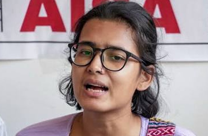 طلبہ یونین کی صدر کا مظاہرے میں ناشائستہ زبان پر معافی سے انکار، پولیس کارروائی پر سوال